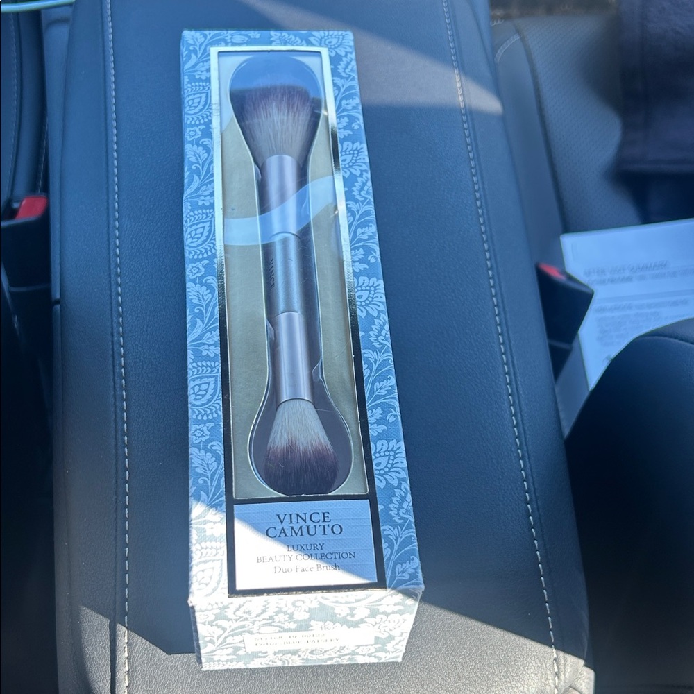 Vince Camuto Luxury Dual Face Brush